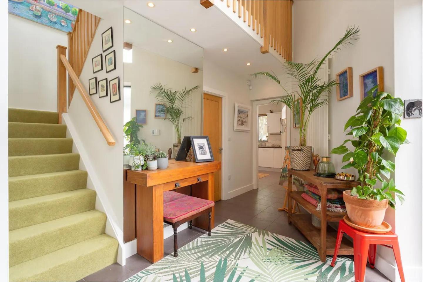 Spectacular 2 Bedroom Apartment With Sunny Garden & Terrace — Photos 2